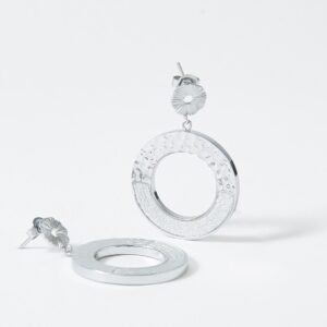 Boucles d'oreilles acier martelé et cuir gris métalisé"Amarita"