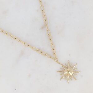 Collier acier doré, mailles ovales striées, pendentif soleil 35 mm