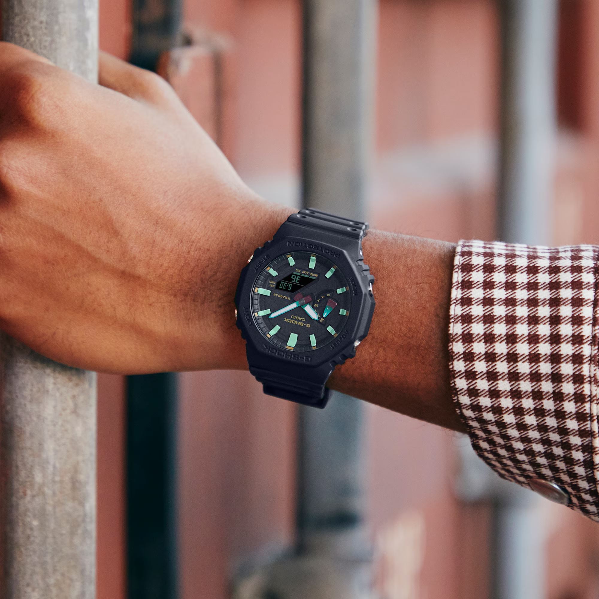 Montre G-Shock, résine et Carbone Ø 45.4 mm, noire et Turquoise