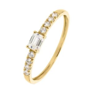 Bague or jaune, zirconiums taille Emeraude accompagné